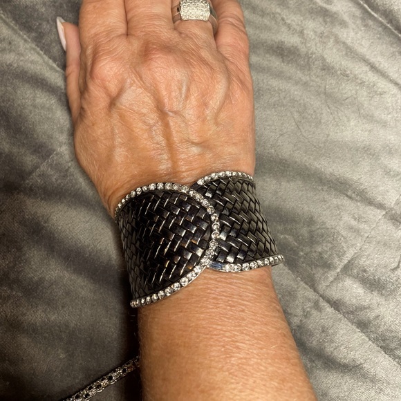 ELEGANT CUFF BRACELET - Picture 2 of 8
